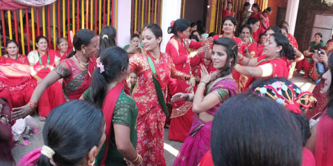 Dar Khane din-group of women dancing