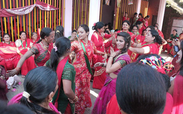 Dar Khane din-group of women dancing
