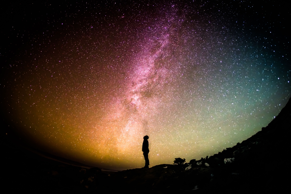 जीवन Man gazing the stars