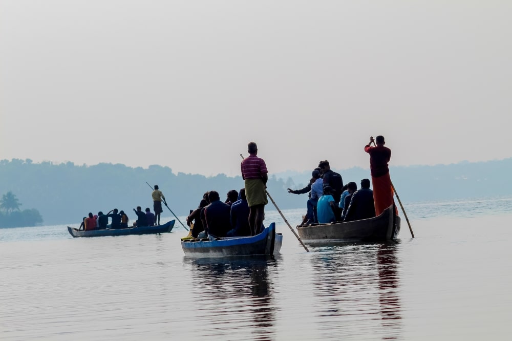 People in Chitwan national park canoeing